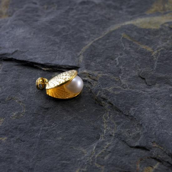 9ct Gold Shell With Pearl Charm